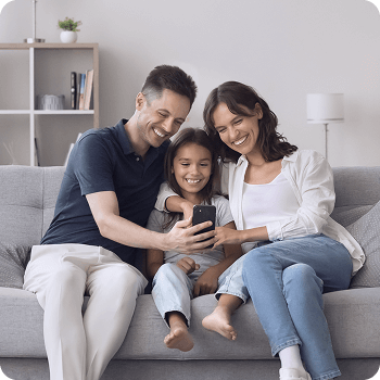 Una familia reciendo una consulta médica virtual